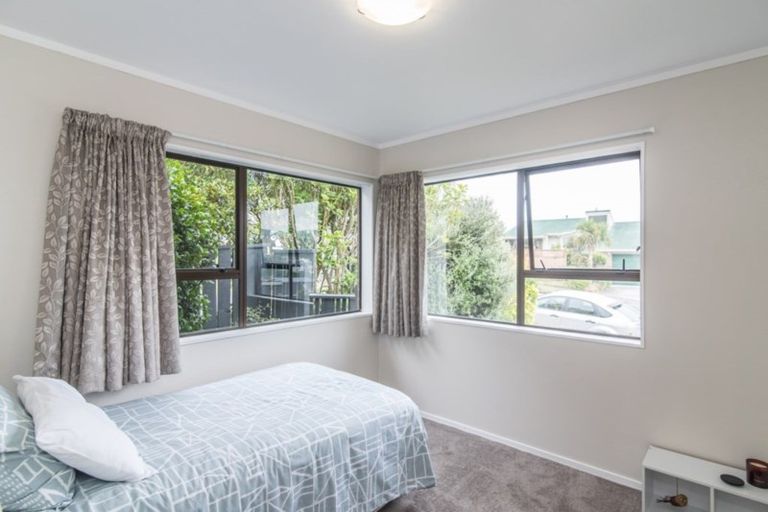 Photo of property in 91 Victory Crescent, Tawa, Wellington, 5028