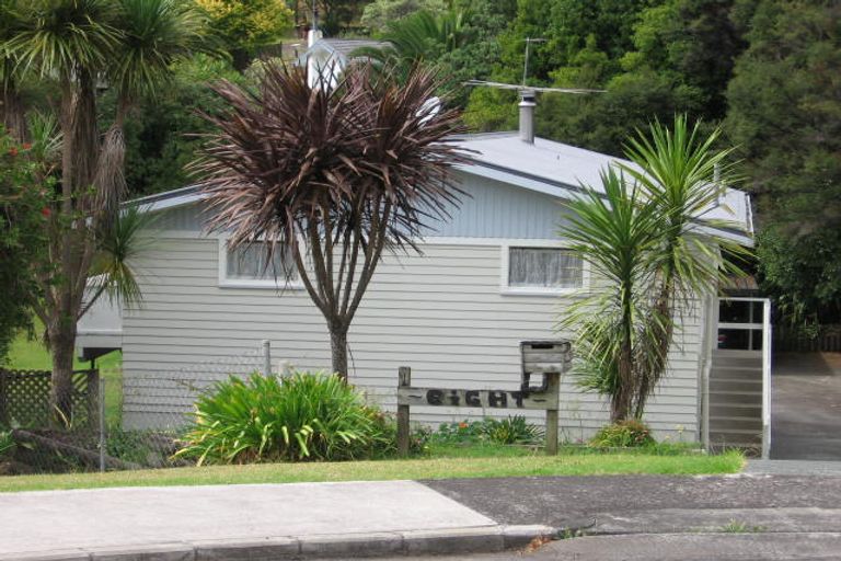 Photo of property in 8 Vinceroy Place, Green Bay, Auckland, 0604