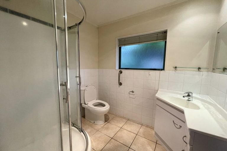 Photo of property in 1 Sunvista Avenue, Oteha, Auckland, 0632