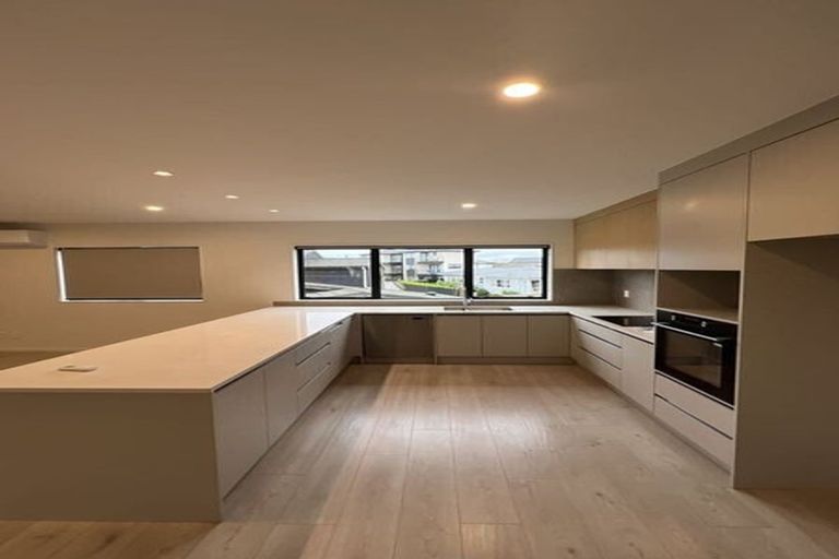 Photo of property in 14e River Road, Te Atatu Peninsula, Auckland, 0610