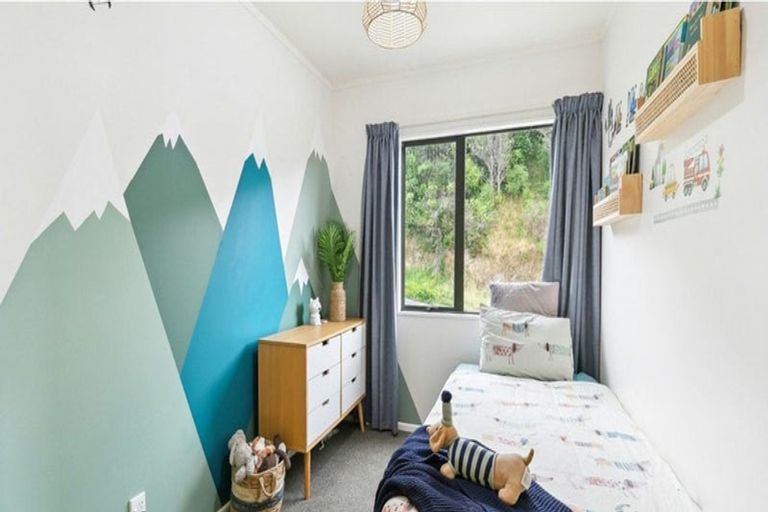 Photo of property in 13 Chastudon Place, Tawa, Wellington, 5028