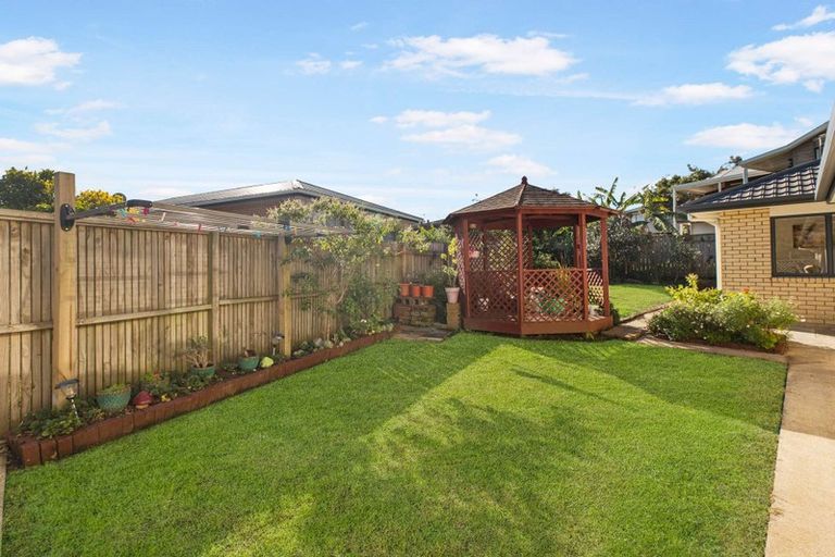 Photo of property in 16 Ewhurst Place, Goodwood Heights, Auckland, 2105