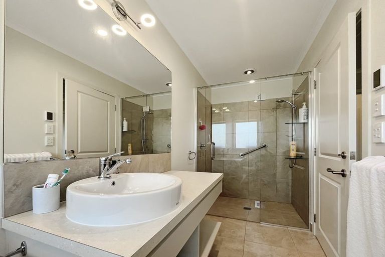 Photo of property in 5 Pukenamu Road, Rainbow Point, Taupo, 3330