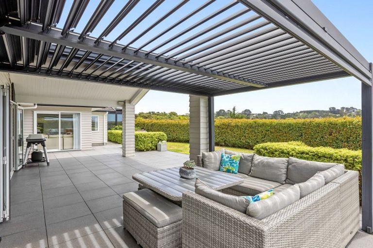 Photo of property in 60 Roberts Road, Matakatia, Whangaparaoa, 0930