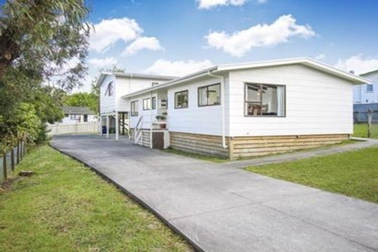 Photo of property in 142 Moire Road, West Harbour, Auckland, 0618