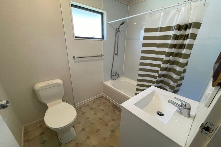 Photo of property in 1 Farnborough Crescent, Mangere, Auckland, 2022