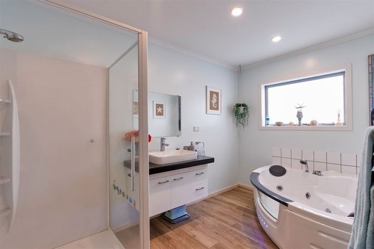 Photo of property in 208 Mazengarb Road, Paraparaumu, 5032