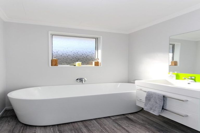 Photo of property in 5a Ambury Place, Merrilands, New Plymouth, 4312