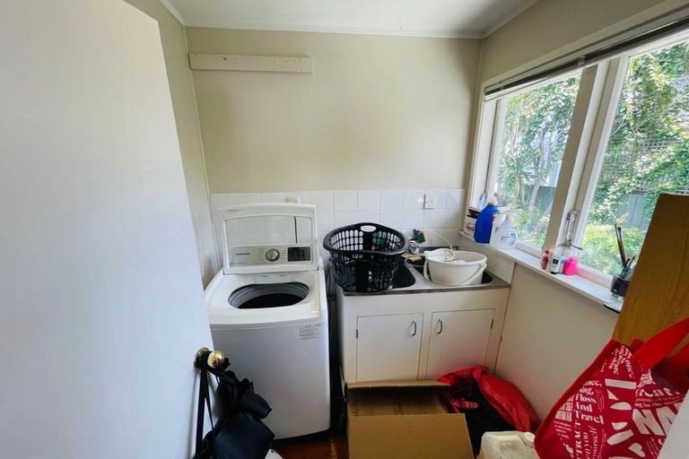 Photo of property in 1/5 Mchardy Place, Glenfield, Auckland, 0627