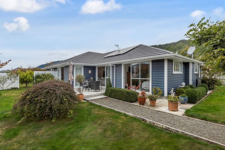 Photo of property in 27 Waipunahau Road, Waikanae, 5036