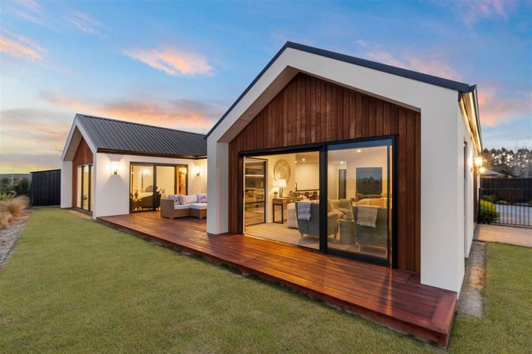 Photo of property in 17 Angus Place, Rangiora, 7400