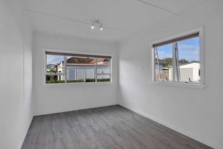 Photo of property in 1352 Devon Road, Brixton, Waitara, 4382