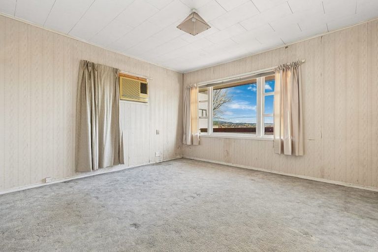 Photo of property in 23 Humphrey Kemp Avenue, Henderson, Auckland, 0612