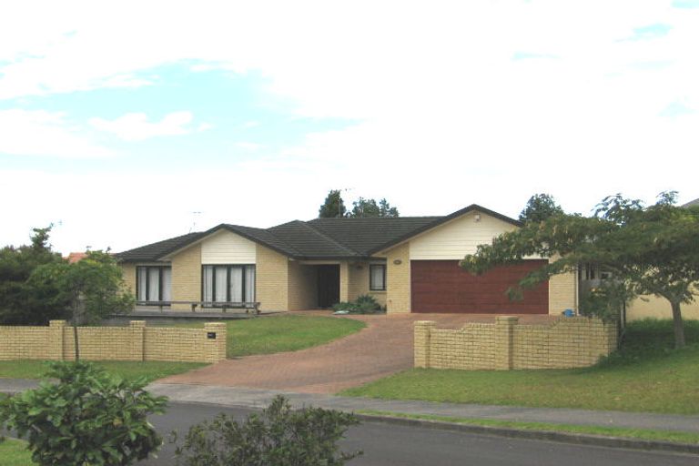 Photo of property in 17 Rosetti Rise, West Harbour, Auckland, 0618