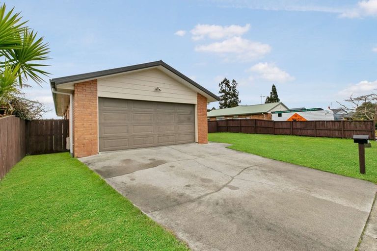 Photo of property in 22 Kittyhawk Place, Melville, Hamilton, 3206