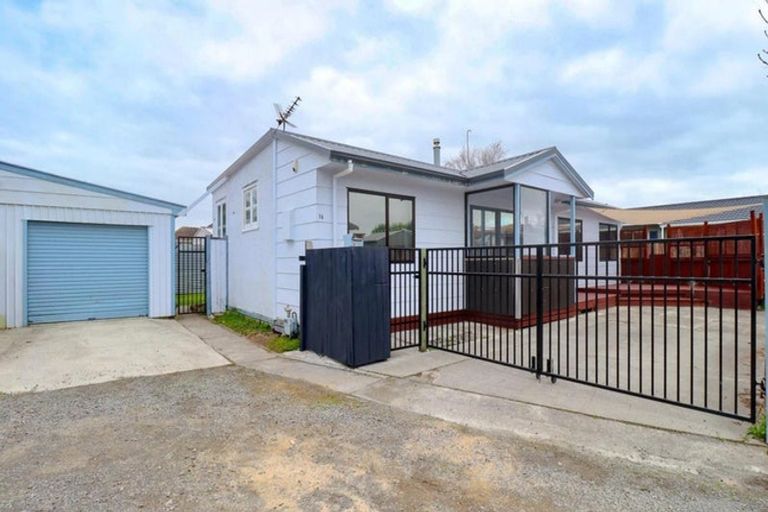 Photo of property in 16 Coromandel Court, Roslyn, Palmerston North, 4414