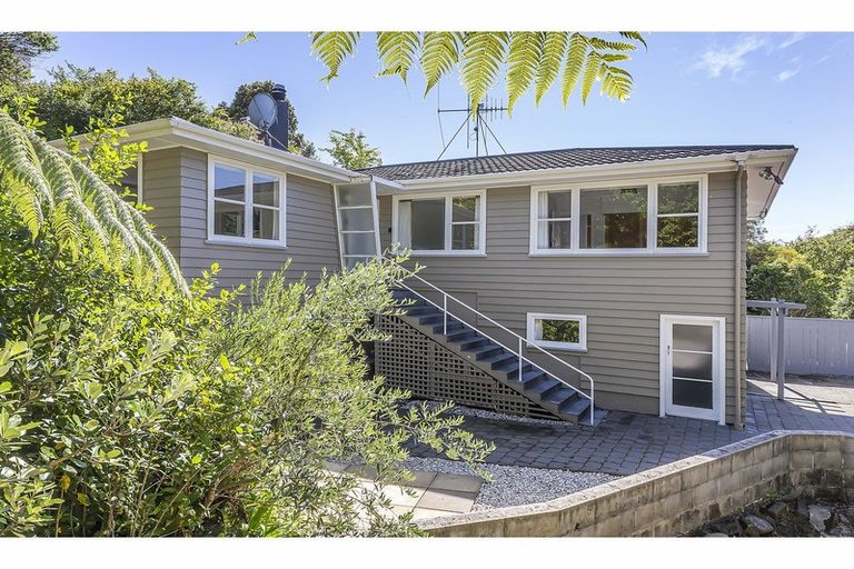 Photo of property in 56 Lincoln Avenue, Tawa, Wellington, 5028