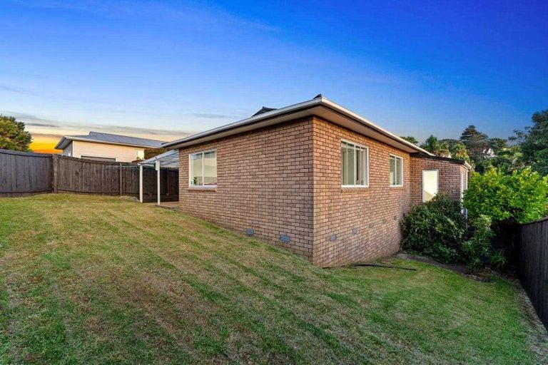 Photo of property in 5 Sispara Place, Beach Haven, Auckland, 0626