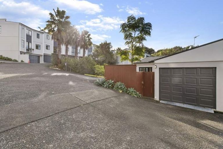Photo of property in 10/69 Target Road, Totara Vale, Auckland, 0629