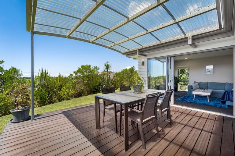 Photo of property in 22 Woodridge Drive, Stanmore Bay, Whangaparaoa, 0932