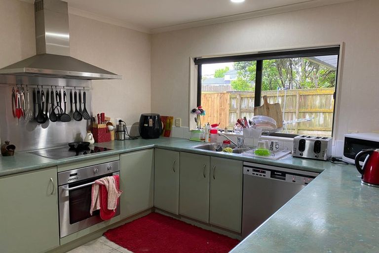 Photo of property in 18 Glen Bay Close, Pinehill, Auckland, 0632