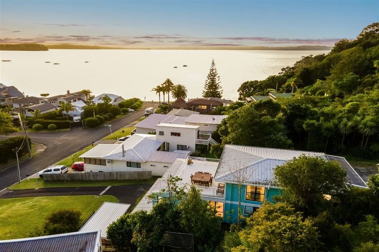 Photo of property in 65 De Luen Avenue, Tindalls Beach, Whangaparaoa, 0930