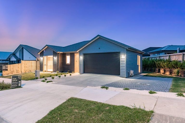 Photo of property in 43 Lumbarda Drive, Kumeu, 0810