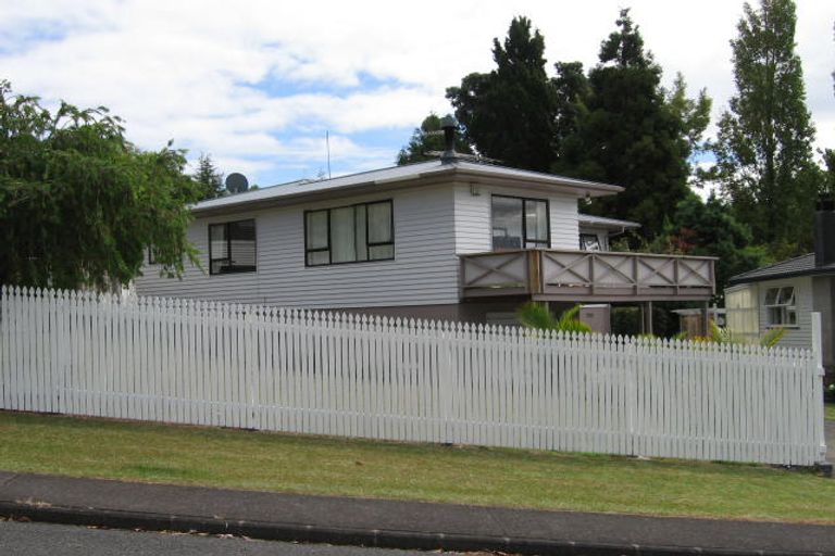 Photo of property in 3 Glenroy Place, Green Bay, Auckland, 0604