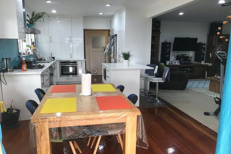 Photo of property in 1/8 Golf Road, New Lynn, Auckland, 0600