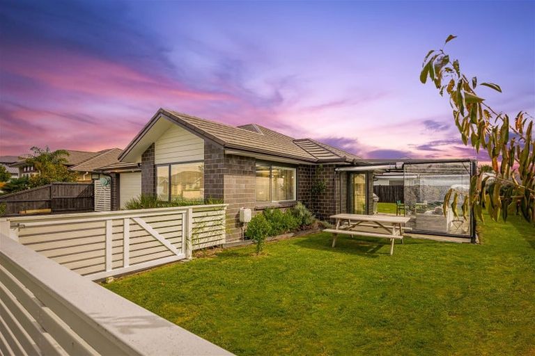 Photo of property in 4 Aporo Drive, Kumeu, 0810