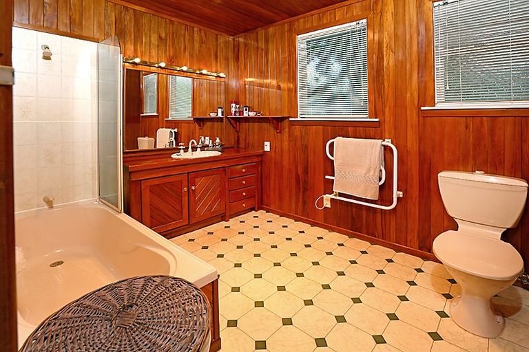 Photo of property in 122 Sturges Road, Henderson, Auckland, 0612