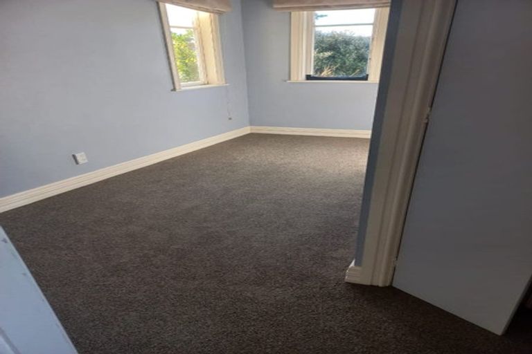 Photo of property in 7 Griffiths Grove, Newlands, Wellington, 6037