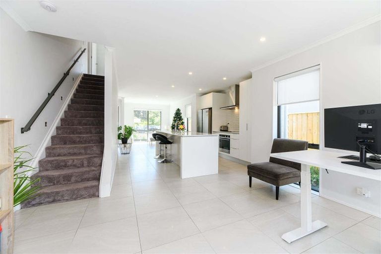 Photo of property in 16 Waimoana Close, Massey, Auckland, 0614