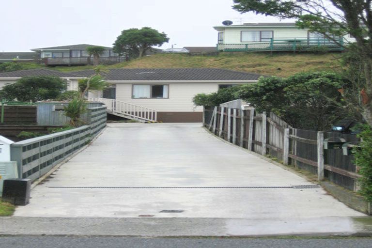 Photo of property in 5 Ladbrooke Drive, Newlands, Wellington, 6037