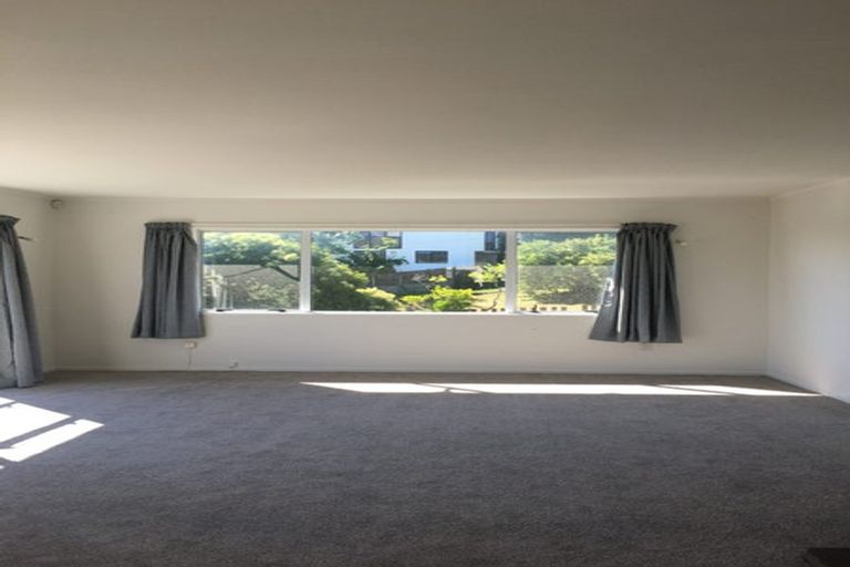 Photo of property in 303 Glenfield Road, Glenfield, Auckland, 0629