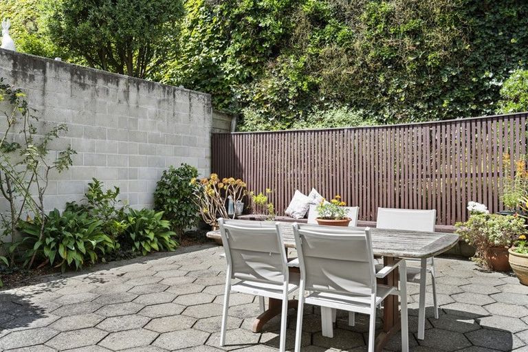 Photo of property in 338 Oriental Parade, Oriental Bay, Wellington, 6011