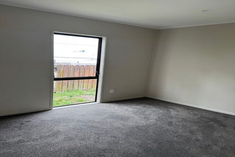 Photo of property in 2/16 Edwin Freeman Place, Ranui, Auckland, 0612