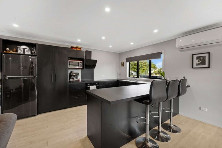 Photo of property in 17 Pukatea Street, Inglewood, 4330