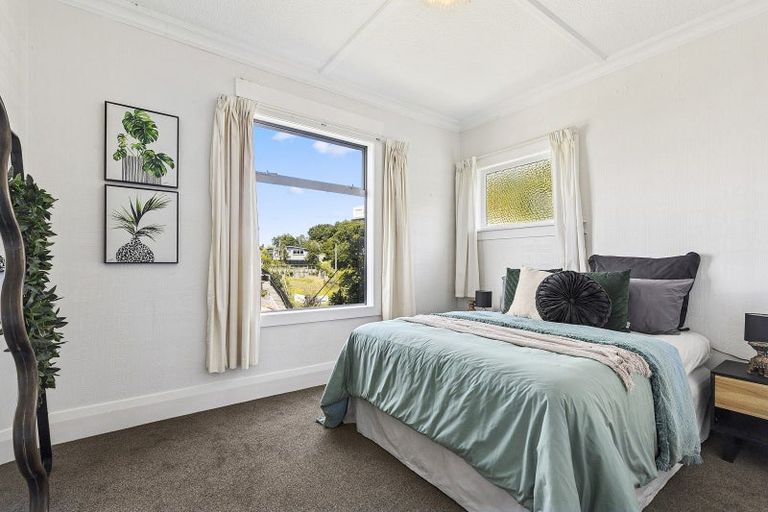Photo of property in 24 Hungerford Road, Lyall Bay, Wellington, 6022