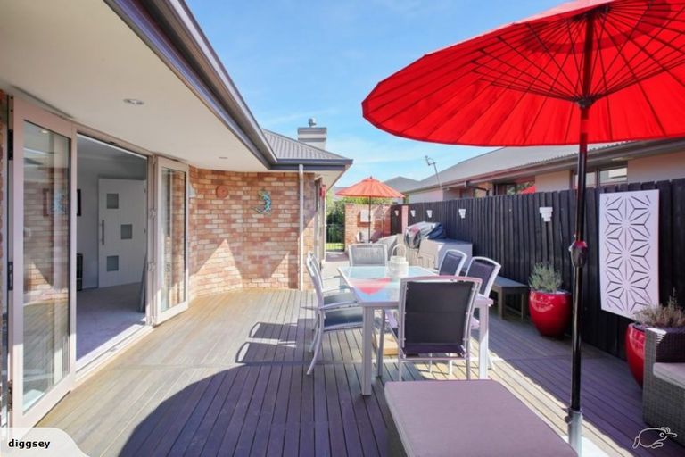 Photo of property in 10 Tawa Place, Parklands, Christchurch, 8083