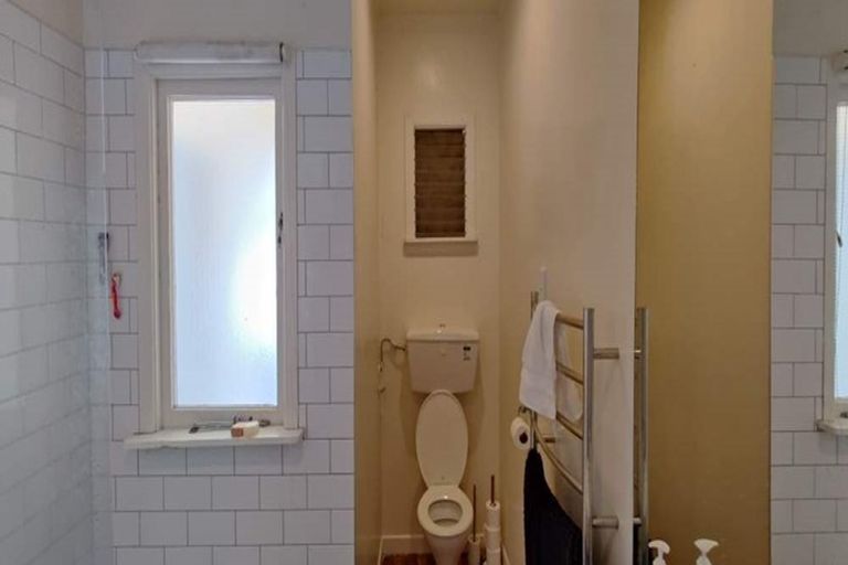 Photo of property in 2/180 Lake Road, Northcote, Auckland, 0627