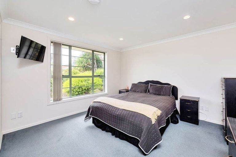 Photo of property in 12 Parkcrest Drive, Henderson, Auckland, 0612