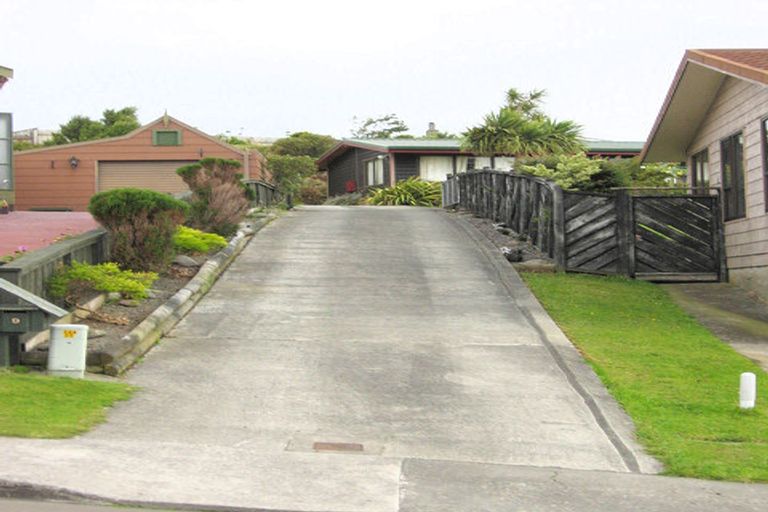 Photo of property in 9 Cheltenham Terrace, Newlands, Wellington, 6037