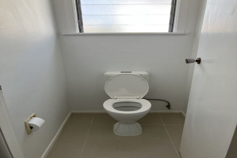 Photo of property in 2/17a Hillcrest Avenue, Hillcrest, Auckland, 0627