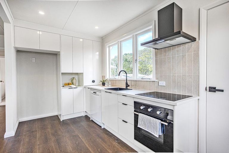 Photo of property in 115 Sunnyside Road, Sunnyvale, Auckland, 0612