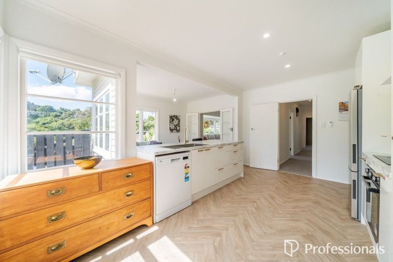 Photo of property in 6 Te Whiti Grove, Korokoro, Lower Hutt, 5012