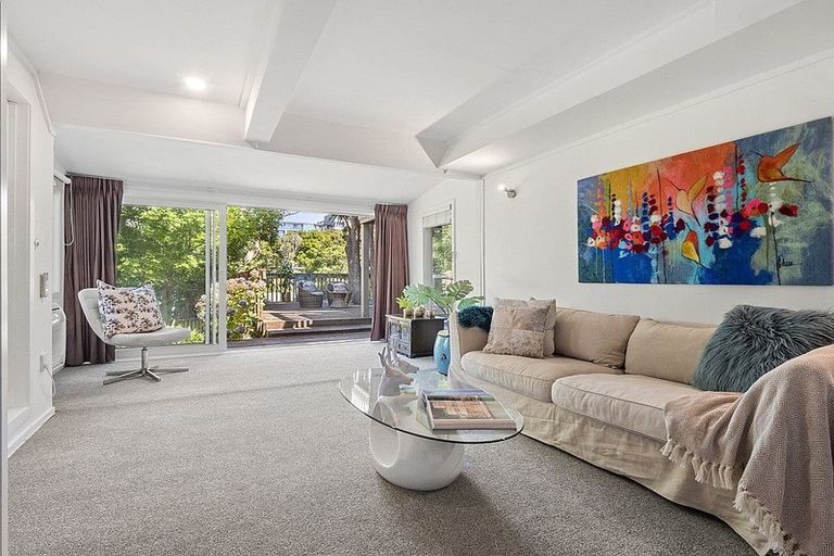 Photo of property in 2/24 Mariposa Crescent, Birkenhead, Auckland, 0626