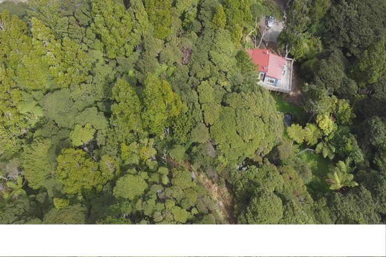 Photo of property in 112 Piha Road, Piha, 0772