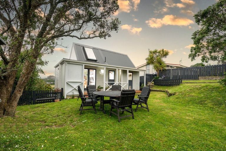 Photo of property in 17 Fitzpatrick Street, Newlands, Wellington, 6037