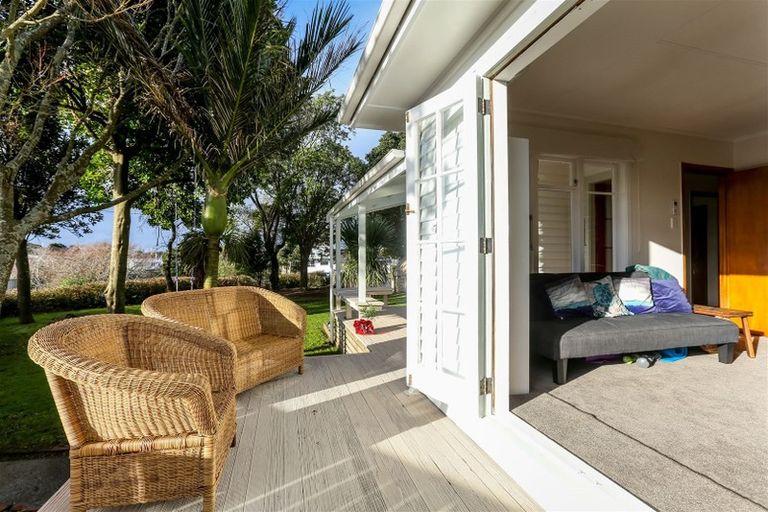 Photo of property in 33 Omata Road, Marfell, New Plymouth, 4310